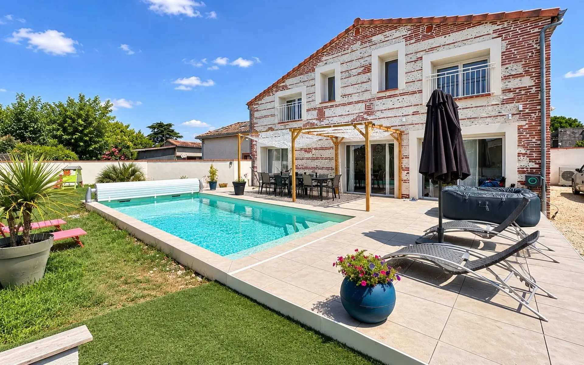 Maison en briques avec piscine et terrasse, à Launaguet (Haute-Garonne)