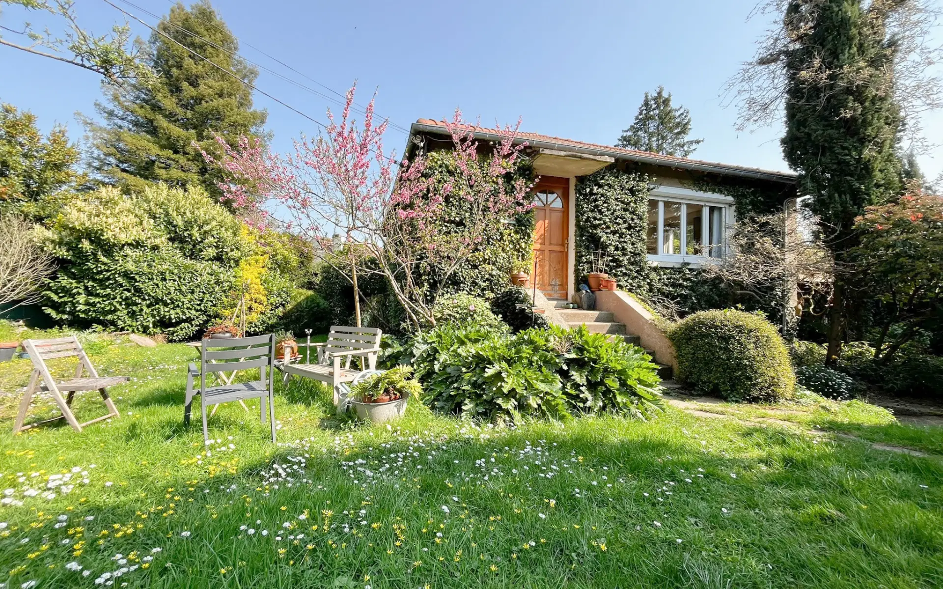 Maison couverte de lierre dans un jardin fleuri, à Verrières-le-Buisson (Essonne)